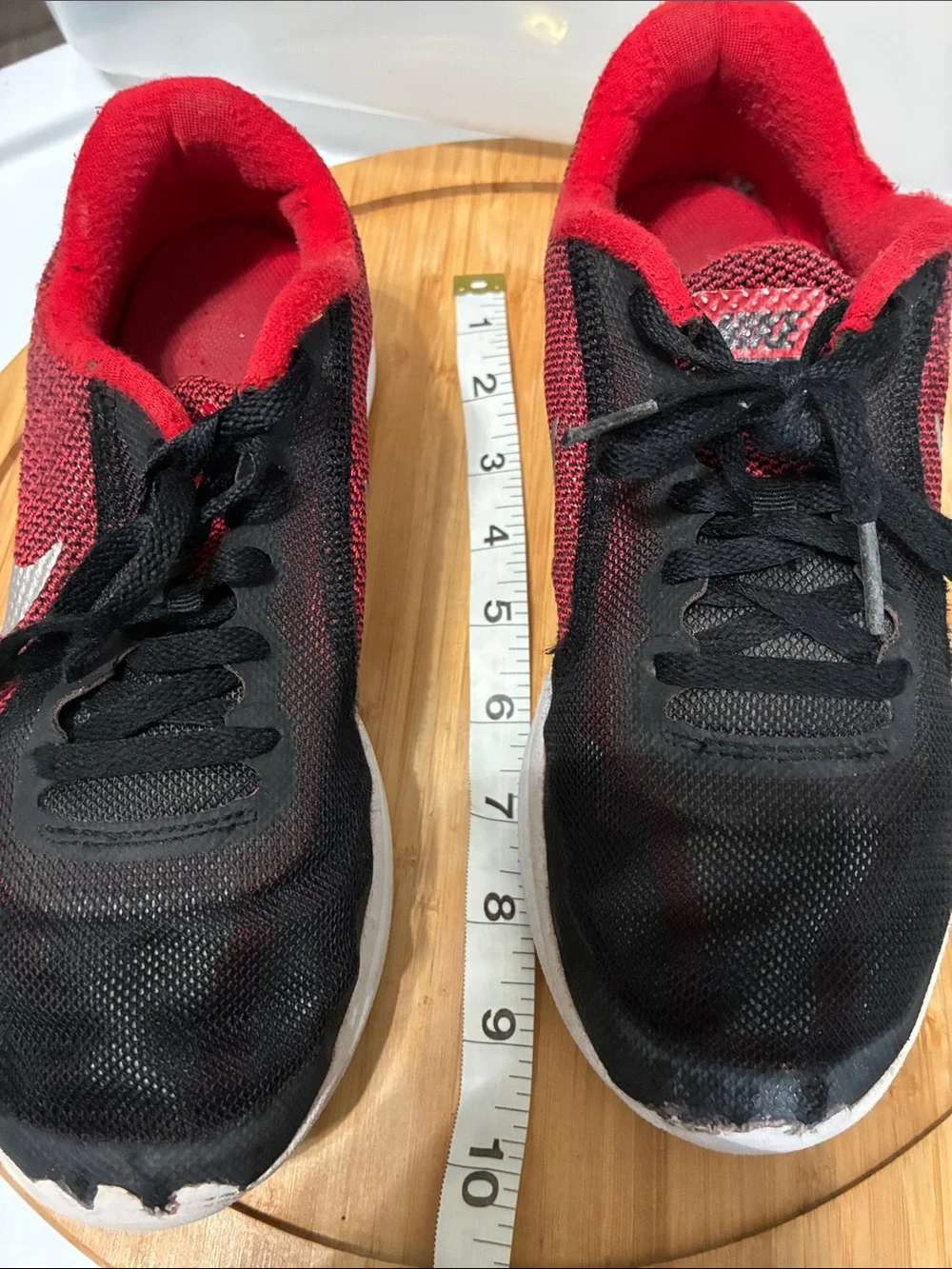 Nike Kids Black and Red Low-Top Sneakers
